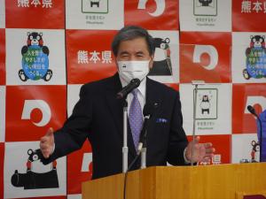 記者からの質問に答える蒲島知事の写真