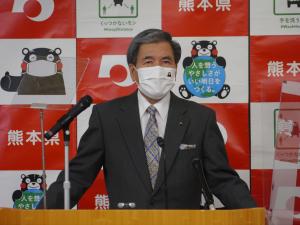 コメントする蒲島知事の写真