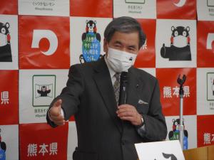 記者からの質問に答える蒲島知事の写真