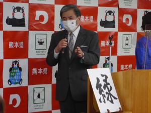 記者からの質問に答える蒲島知事の写真