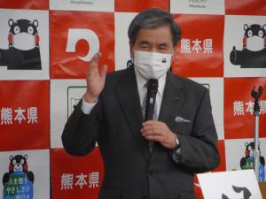 記者からの質問に答える蒲島知事の写真