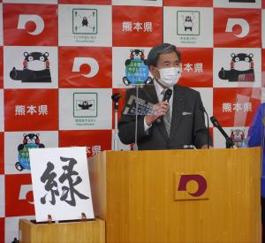 コメントする蒲島知事の写真