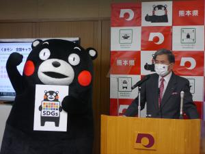 コメントする蒲島知事とくまモンの写真