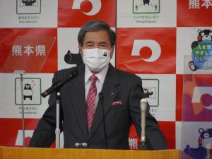 コメントする蒲島知事の写真