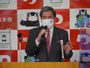 記者からの質問に答える蒲島知事の写真