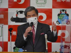 記者からの質問に答える蒲島知事の写真