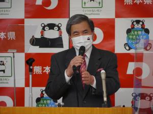 記者からの質問に答える蒲島知事の写真