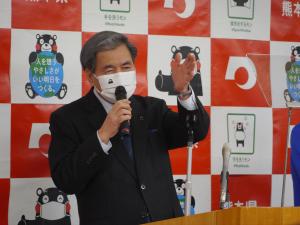 記者からの質問に答える蒲島知事の写真