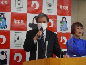 記者からの質問に答える蒲島知事の写真