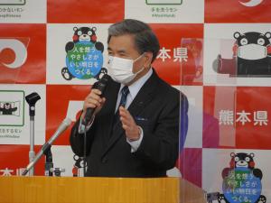 記者からの質問に答える蒲島知事の写真