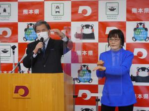 記者からの質問に答える蒲島知事の写真
