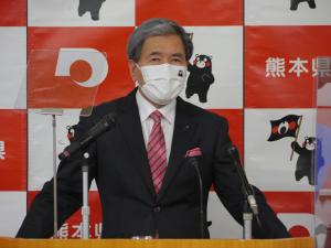 コメントする蒲島知事の写真