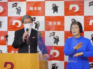記者からの質問に答える蒲島知事の写真
