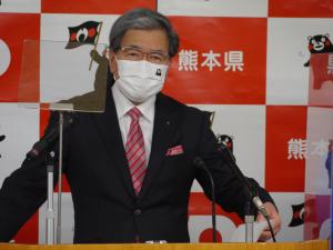 記者からの質問に答える蒲島知事の写真
