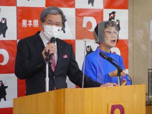 記者からの質問に答える蒲島知事の写真
