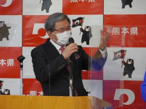 記者からの質問に答える蒲島知事の写真