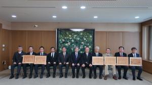 第26回熊本県木材利用大型施設コンクール表彰式　受賞者及び知事、会長等集合写真