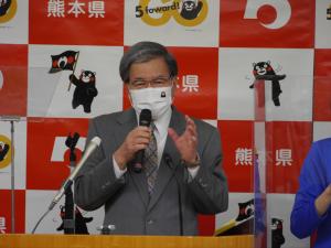 記者からの質問に答える蒲島知事の写真