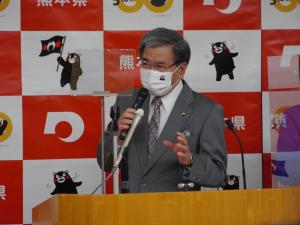 記者からの質問に答える蒲島知事の写真