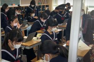 玉名附属中学校での1人1台端末を利用している授業の様子