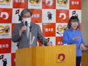 記者からの質問に答える蒲島知事の写真