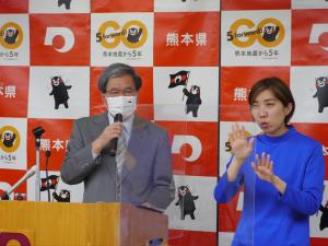 記者からの質問に答える蒲島知事の写真