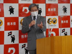 記者からの質問に答える蒲島知事の写真