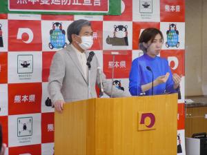 コメントする蒲島知事の写真