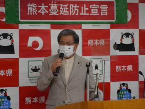 記者からの質問に答える蒲島知事の写真