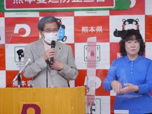 記者からの質問に答える蒲島知事の写真