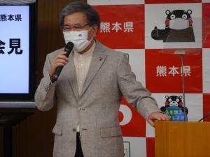 記者からの質問に答える蒲島知事の写真