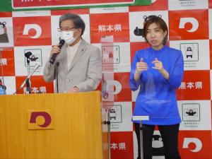 記者からの質問に答える蒲島知事の写真