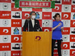 コメントする蒲島知事の写真