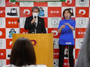 記者からの質問に答える蒲島知事の写真