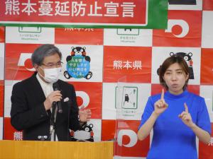 記者からの質問に答える蒲島知事の写真