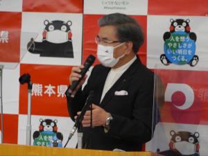 記者からの質問に答える蒲島知事の写真