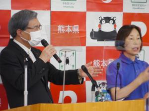 記者からの質問に答える蒲島知事の写真