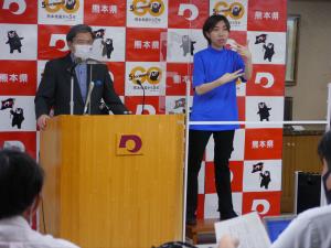 コメントする蒲島知事の写真