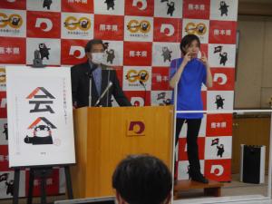 コメントする蒲島知事の写真