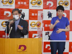 記者からの質問に答える蒲島知事の写真