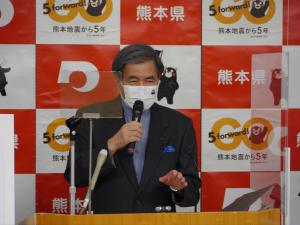 記者からの質問に答える蒲島知事の写真