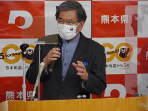 記者からの質問に答える蒲島知事の写真