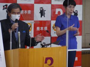 記者からの質問に答える蒲島知事の写真