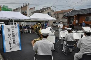 古閑中仮設団地での演奏の写真