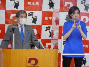 コメントする蒲島知事の写真