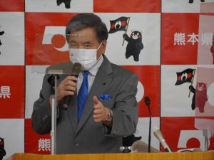 記者からの質問に答える蒲島知事の写真