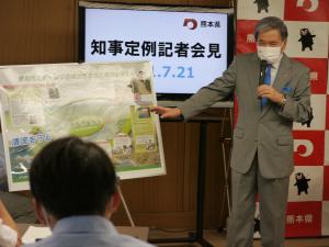 記者からの質問に答える蒲島知事の写真