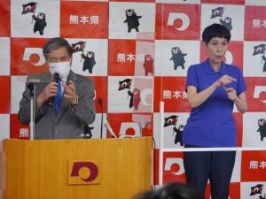 記者からの質問に答える蒲島知事の写真