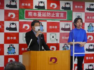 コメントする蒲島知事の写真