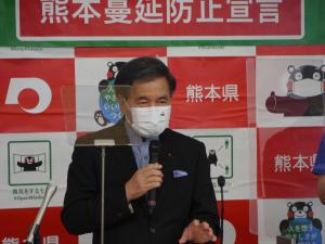 記者からの質問に答える蒲島知事の写真